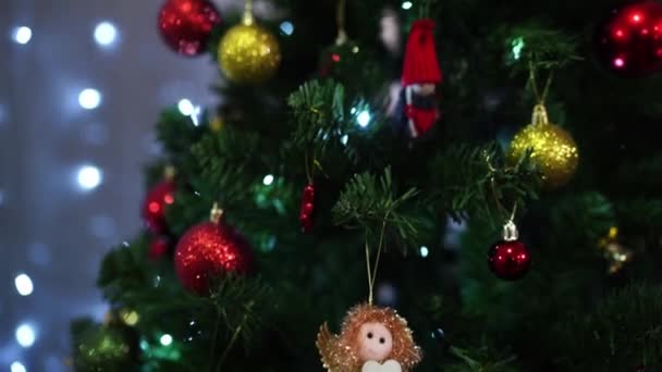 Рождественская Елка Украшена Фигурами Ангела Гнома Среди Блестящих Шаров Высококачественные — стоковое видео
