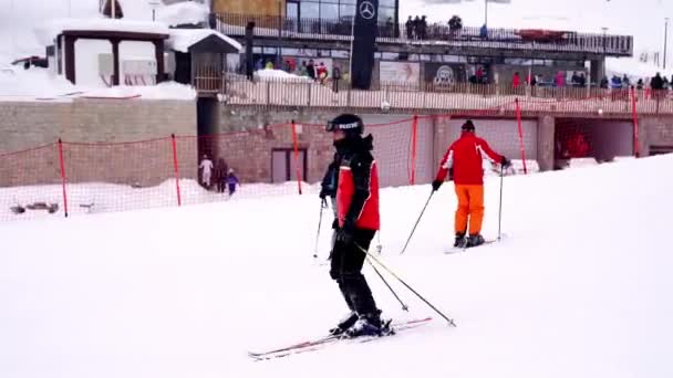Skifahrer Auf Der Verschneiten Piste Skizentrum Kolasin 1600 Hochwertiges Filmmaterial — Stockvideo