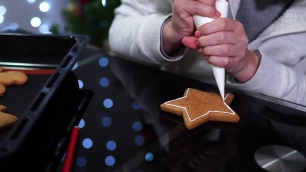 Chef Draws Icing Ornament Gingerbread Cookie High Quality Footage — Stock Video