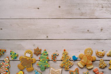 Çok renkli jöleli kurabiyeler açık ahşap bir masanın alt kenarına serilmiştir. Yüksek kalite fotoğraf