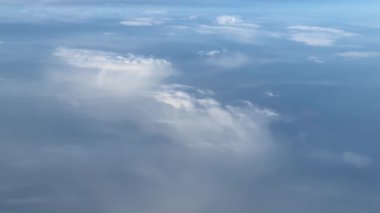 Mavi gökyüzünde beyaz kümülüs bulutları. Uçak manzaralı. Yüksek kalite 4k görüntü