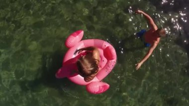 Şişme halkadan suya atlayan bir kız. Yüksek kalite 4k görüntü