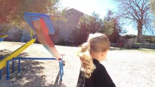 Den Lille Jenta Løper Til Sving Balancer Langsom Bevegelse Opptak – stockvideo