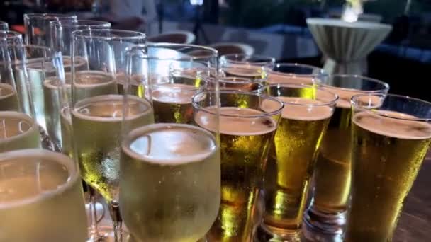Copas Llenas Champán Jarras Cerveza Mostrador Del Bar Imágenes Alta Metraje De Stock
