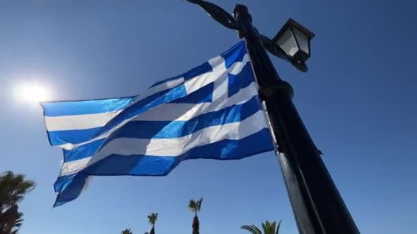Bandera Griega Ondea Desde Una Linterna Contra Cielo Azul Claro — Vídeo de stock
