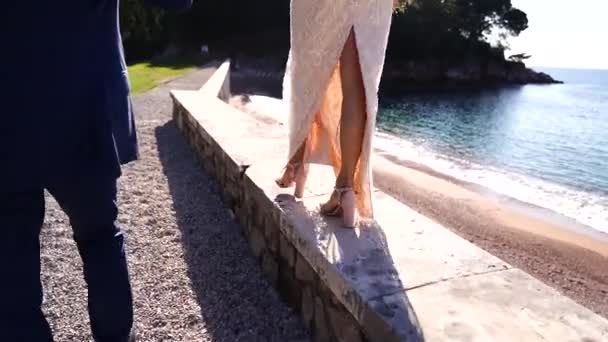 Groom Segura Mão Noiva Andando Longo Calçadão Pedra Sobre Mar — Vídeo de Stock