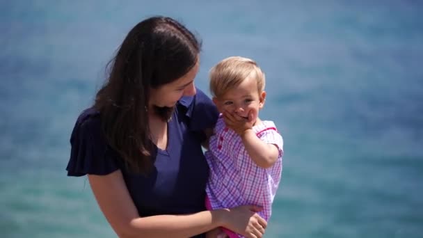 Мама Тримає Маленьку Дівчинку Руках Вчить Цілуватися Кадри Високої Якості — стокове відео