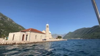 Gospa od Skrpjela adasındaki bir tekneden görüntü. Kotor Körfezi, Karadağ. Yüksek kalite 4k görüntü