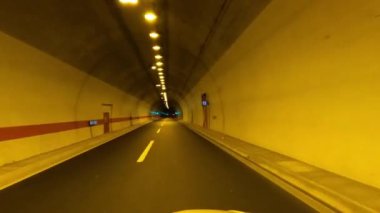 Uzun ve aydınlık bir tünelde trafik vardı. Yüksek kalite 4k görüntü