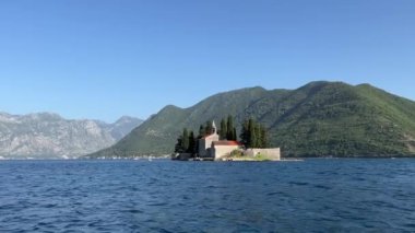 Kotor Körfezi 'ndeki St. George Adası yeşil dağların arka planına karşı. Karadağ. Yüksek kalite 4k görüntü