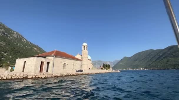 在Gospa Skrpjela岛上的一条船上观看 黑山科托尔湾 高质量的4K镜头 — 图库视频影像