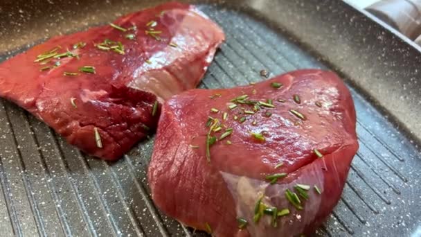 Stukken Vlees Met Rozemarijn Worden Gebakken Een Grillpan Hoge Kwaliteit — Stockvideo