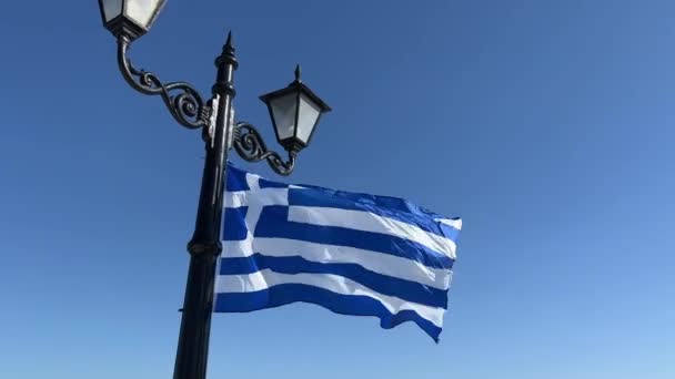 Bandiera Della Grecia Sventola Nel Vento Una Lanterna Contro Cielo — Video Stock
