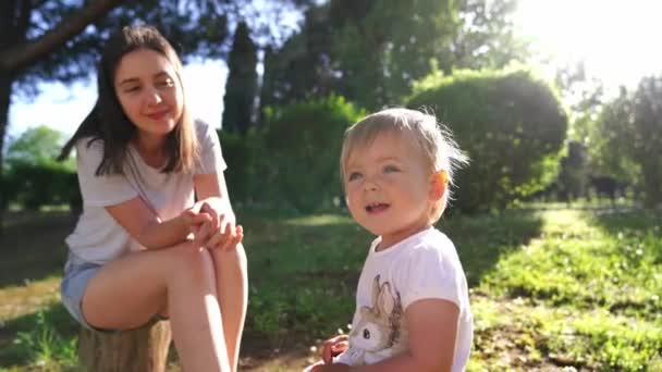 Maman Petite Fille Assoient Sur Des Souches Dans Jardin Applaudissent — Video