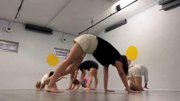 Las Mamás Con Niños Haciendo Yoga Con Entrenador Imágenes Alta Video de stock