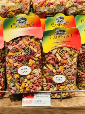 Farklı şekillerde renkli makarna paketleri mağazadaki rafta duruyor. Başlık Canestro. Yüksek kalite fotoğraf