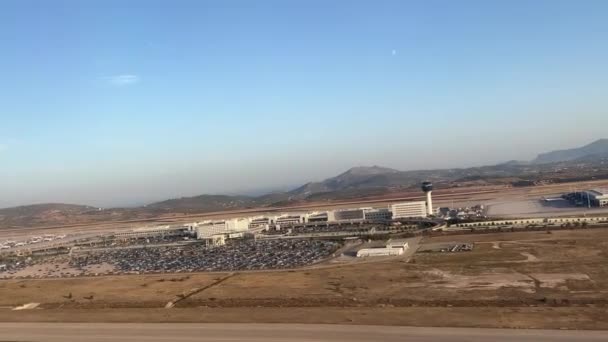Pemandangan Udara Bandara Dan Lapangan Terbang Dengan Gunung Latar Belakang — Stok Video
