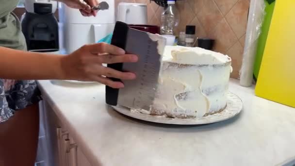 베이커는 케이크 옆면에 툴라와 크림을 뿜는다 고품질 — 비디오