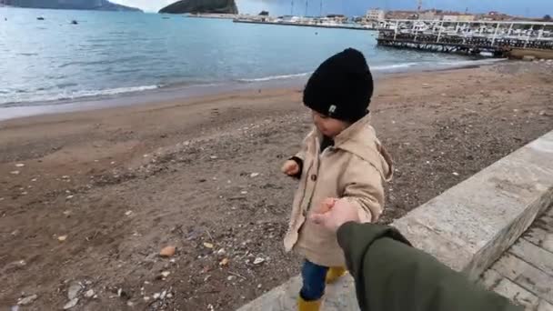 Papá Lleva Una Niña Por Mano Largo Acera Playa Cerca — Vídeo de stock