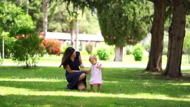 Ibu Berjongkok Kebun Dan Menonton Seorang Gadis Kecil Mengambil Langkah — Stok Video