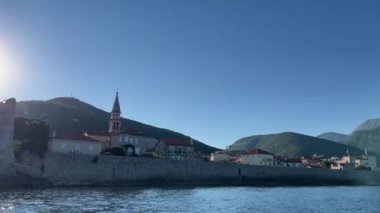 Deniz kıyısındaki antik bir kasaba dağların eteklerinde yüksek bir taş çitle çevrili. Yüksek kalite 4k görüntü