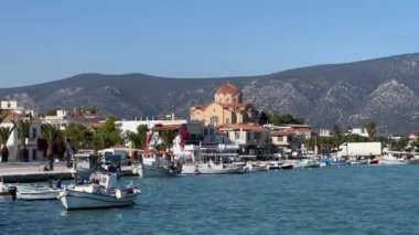 Kilada kasabasının körfezindeki dalgalarda demirli yatlar sallanıyor. Yunanistan. Yüksek kalite 4k görüntü