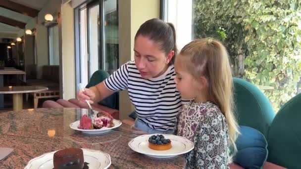 Mamá Trata Una Niña Con Choux Pastel Francés Con Masa — Vídeos de Stock