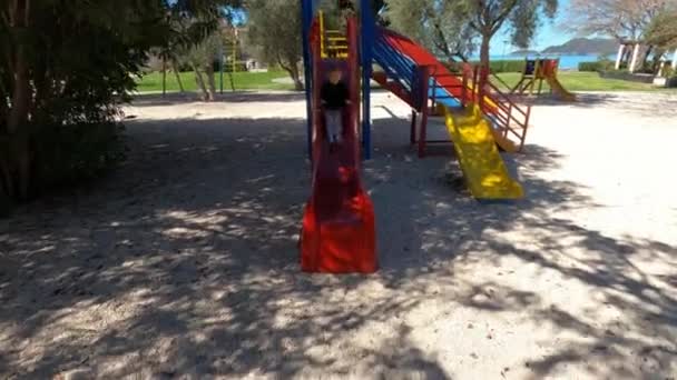 Çoraplı Küçük Bir Kız Oyun Parkında Kayarak Kayıyor Yüksek Kalite — Stok video