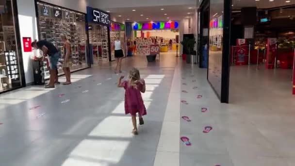 Niña Corre Por Centro Comercial Pasando Las Tiendas Hasta Sección — Vídeos de Stock