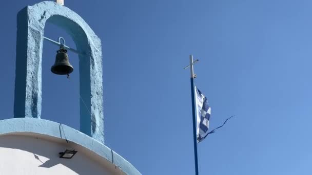 Griekse Vlag Wappert Een Vlaggenmast Bij Klokkentoren Hoge Kwaliteit Beeldmateriaal — Stockvideo