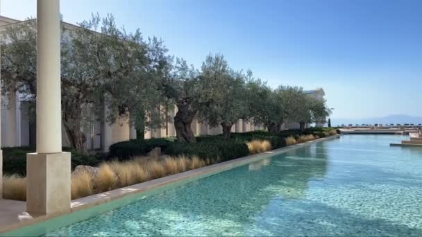 Terraza Con Columnas Orilla Larga Piscina Del Hotel Amanzoe Peloponeso — Vídeos de Stock