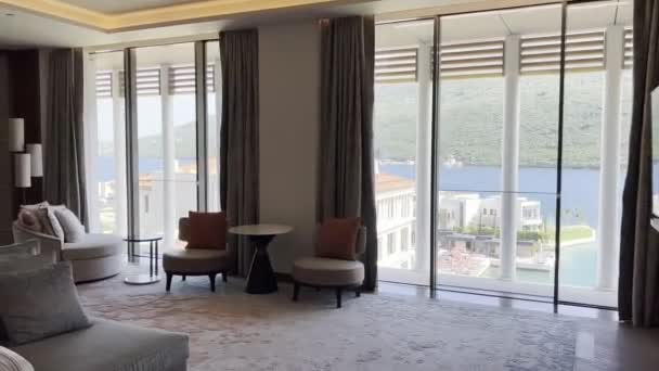 Wnętrze Pokoju Hotelowego Pobliżu Morza Panoramicznymi Oknami Nowoczesnym Wystrojem Wysokiej — Wideo stockowe