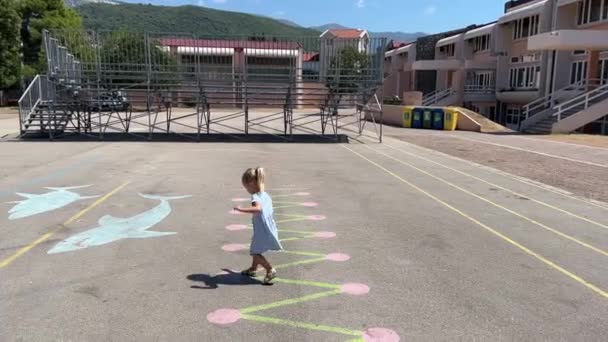 Menina Corre Nos Desenhos Pintados Pavimento Frente Casa Imagens Alta — Vídeo de Stock