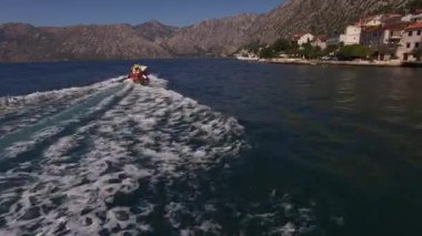 Sürat teknesi kıyıya demirli yatlarla açılır. Yüksek kalite 4k görüntü