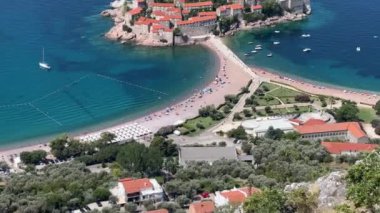 Kotor Körfezi kıyısındaki Sveti Stefan adası. Karadağ. Yüksek kalite 4k görüntü