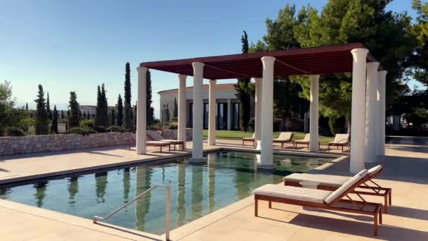 Atina Yunanistan Ekim 2023 Ahşap Şilteli Güneş Şezlongları Yüzme Havuzu — Stok video