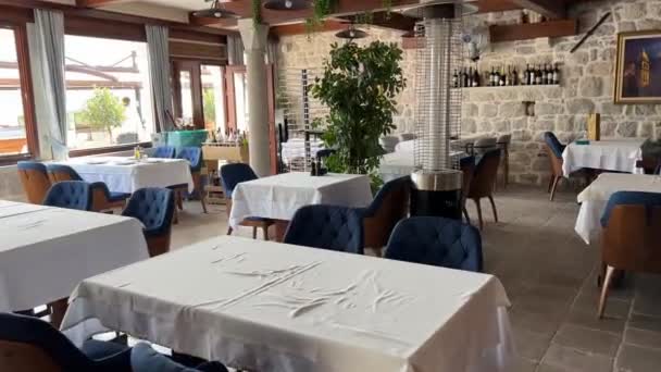 Fåtöljer Nära Bord Med Vita Dukar Restaurang Med Pelare Högkvalitativ — Stockvideo