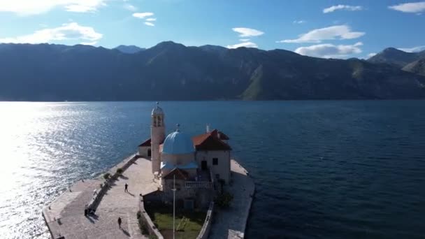 Szűzanya Temploma Kotori Öbölben Lévő Sziklákon Hegyek Hátterében Montenegró Kiváló — Stock videók