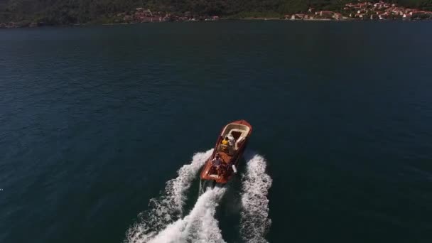 Jacht Motorowy Pływa Pozostawiając Biały Ślad Piany Górzystym Wybrzeżem Wysokiej — Wideo stockowe