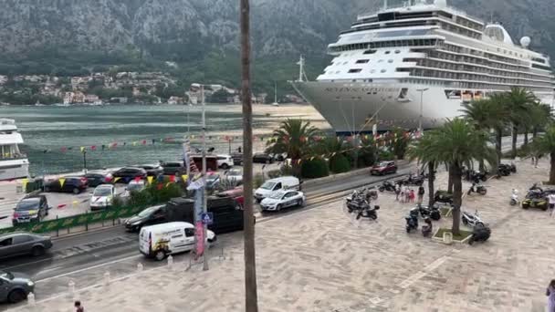 Enorme Witte Cruiseschip Afgemeerd Pier Van Het Resort Stad Hoge — Stockvideo