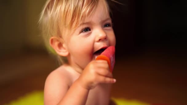 Små Barn Äter Glass Pinne Och Håller För Att Behandla — Stockvideo