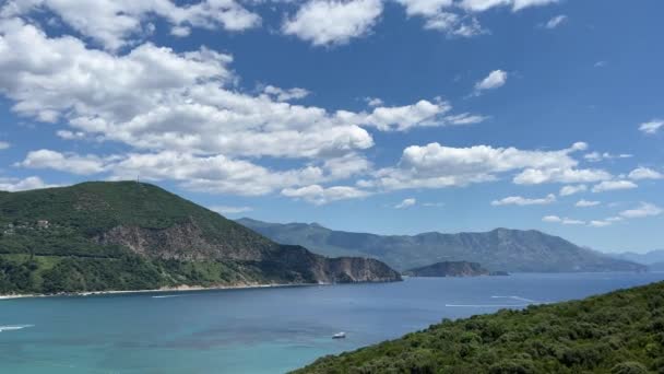 Los Barcos Motor Navegan Largo Bahía Kotor Largo Cordillera Imágenes — Vídeos de Stock