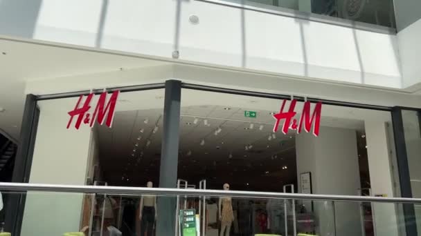 ショッピングモール内の衣料品店のショーケース キャプション 高品質4K映像 — ストック動画