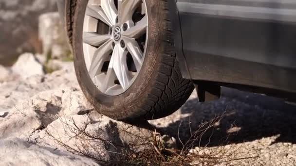 Araba Taştan Yola Kayıyor Yüksek Kalite Görüntü — Stok video