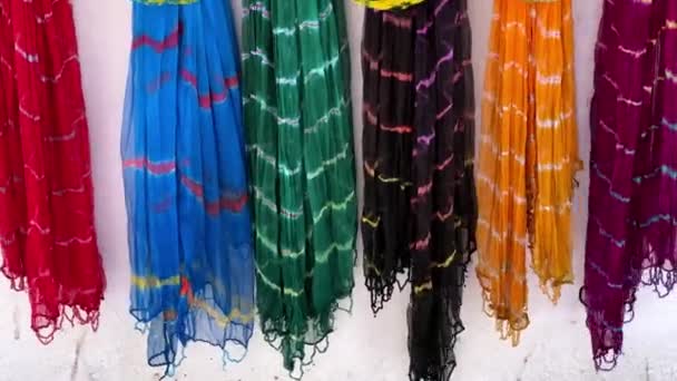 Largas Bufandas Multicolores Balancean Viento Pared Imágenes Alta Calidad — Vídeos de Stock