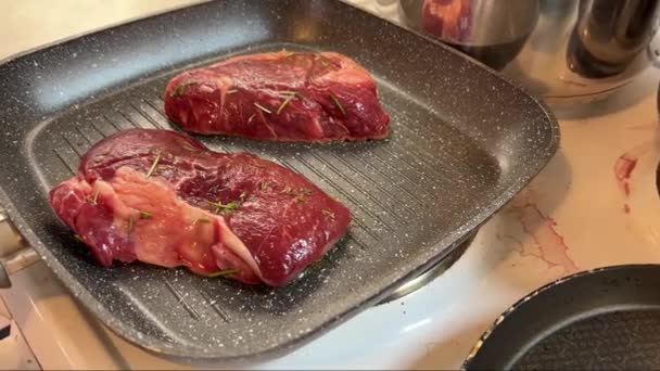 Stukken Vlees Met Rozemarijn Worden Gebakken Een Grillpan Een Fornuis — Stockvideo