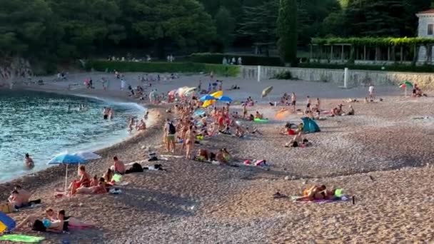 游客们在米洛塞尔别墅附近的海滩上休息 高质量的4K镜头 — 图库视频影像