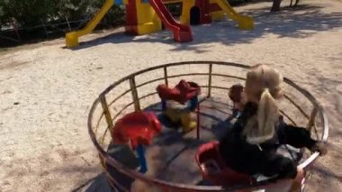 Çocuk parkında atlıkarıncada dönen küçük bir kız. Yüksek kalite 4k görüntü