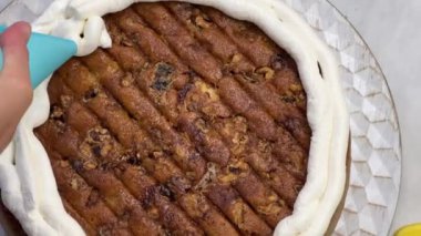 Pasta poşetinden bisküviye krema süren pastacı. Yüksek kalite 4k görüntü