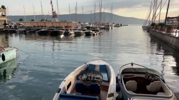 Pequenos Barcos Estão Ancorados Cais Contra Pano Fundo Uma Cadeia — Vídeo de Stock